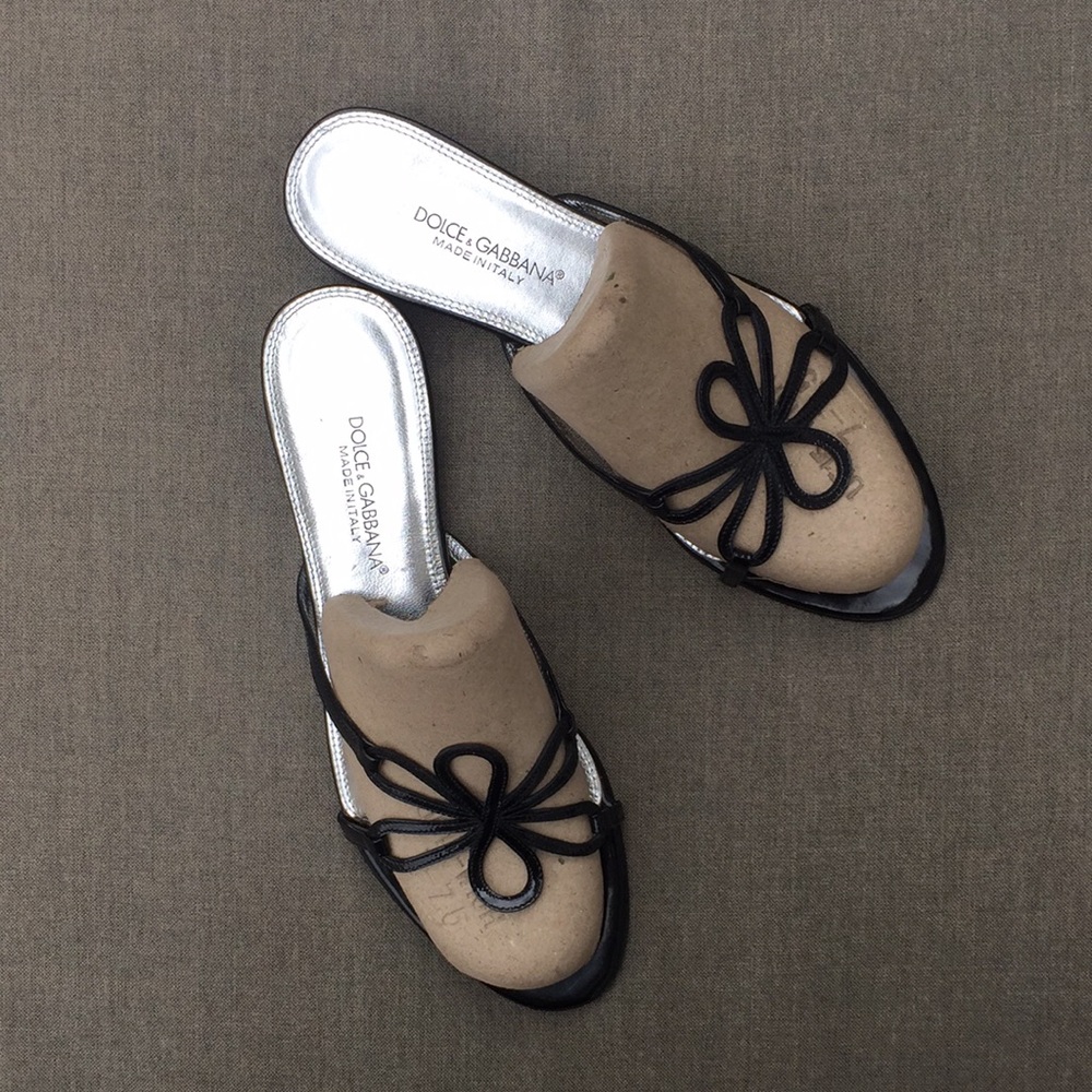 DOLCE & GABBANA Black Patent Flat Sandal with Flower Detail - Picture 8 of 8